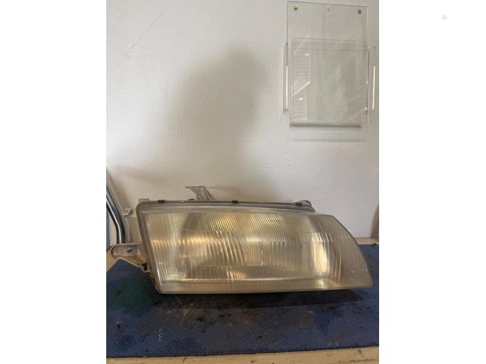 Używane Reflektor prawy Mazda 323 P (BA15) 1.3i 16V Cena € 25,00 Procedura marży oferowane przez Smeets Autos Venlo