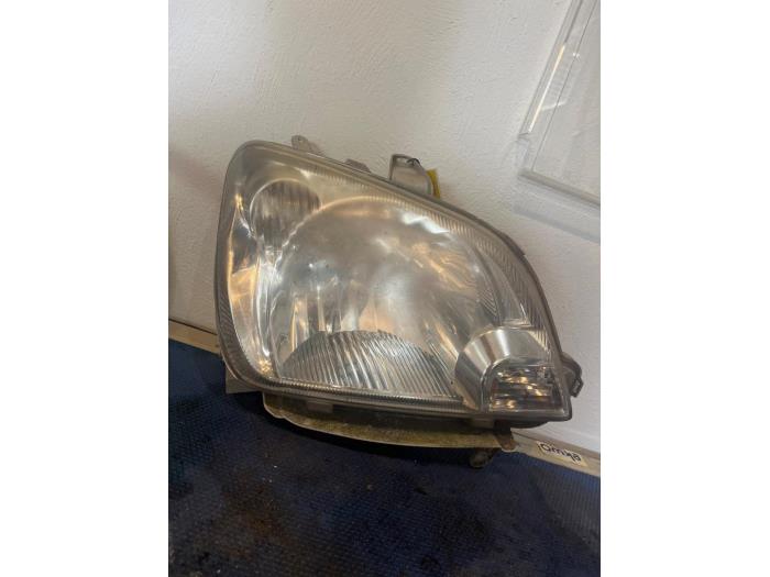 Używane Reflektor prawy Daihatsu Cuore (L251/271/276) 1.0 12V DVVT Cena € 49,99 Procedura marży oferowane przez Smeets Autos Venlo