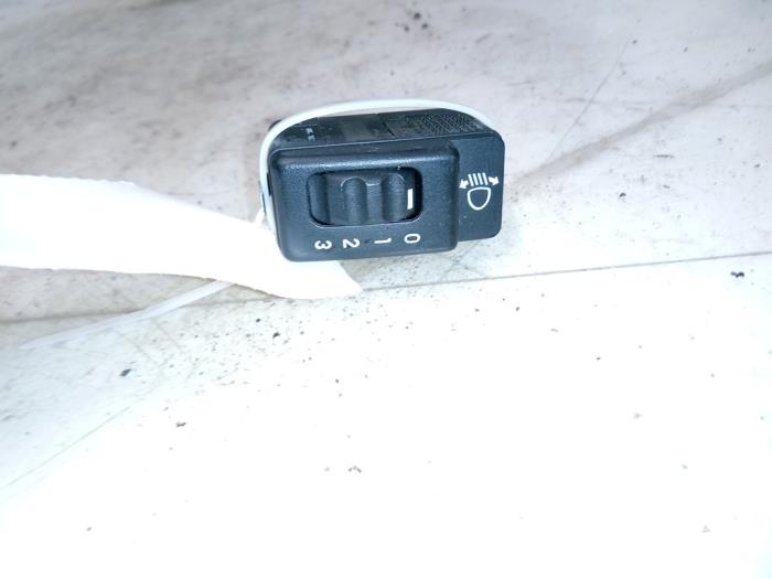 Interruptor luz antiniebla de un Opel Corsa B (73/78/79) 1.2i 16V 2000