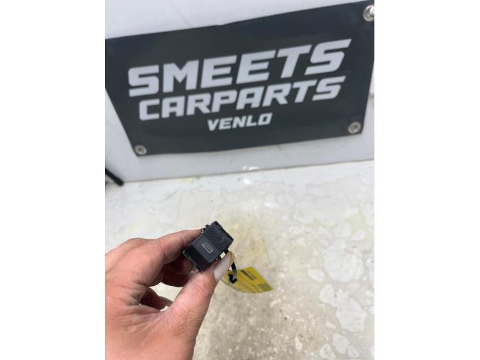 Usados Interruptor de ventanilla eléctrica Audi A4 (B5) 1.6 Precio € 9,94 Norma de margen ofrecido por Smeets Autos Venlo