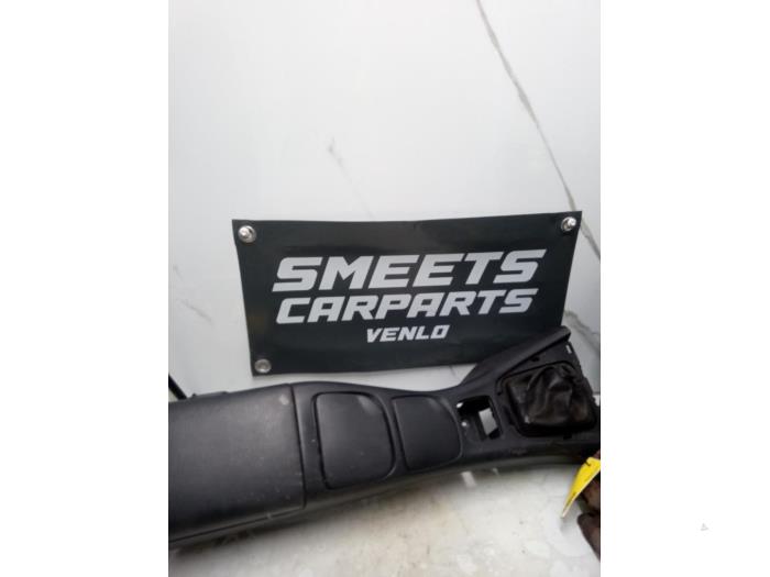 Usagé Console centrale Mazda MX-5 (NB18/35/8C) 1.6i 16V Prix € 125,00 Règlement à la marge proposé par Smeets Autos Venlo