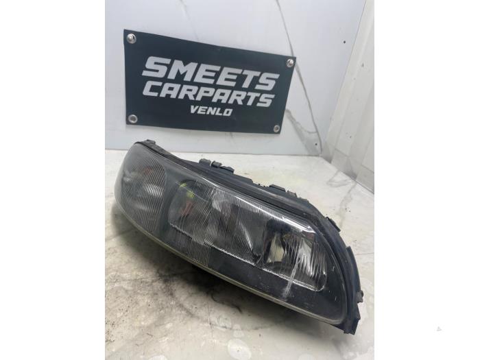Używane Reflektor prawy Volvo V70 (SW) 2.4 20V 140 Cena € 49,99 Procedura marży oferowane przez Smeets Autos Venlo