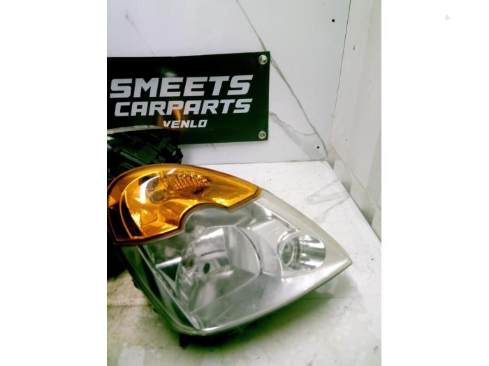 Używane Reflektor prawy Renault Modus/Grand Modus (JP) 1.2 16V Cena € 29,99 Procedura marży oferowane przez Smeets Autos Venlo