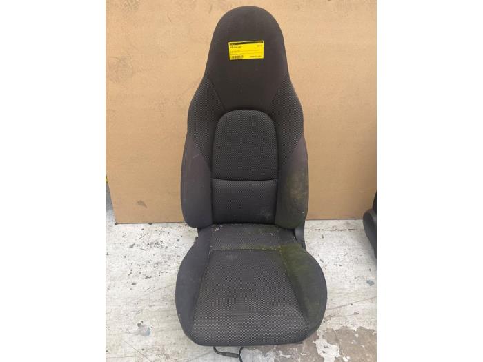 Używane Fotel prawy Mazda MX-5 (NB18/35/8C) 1.6i 16V Cena € 125,00 Procedura marży oferowane przez Smeets Autos Venlo