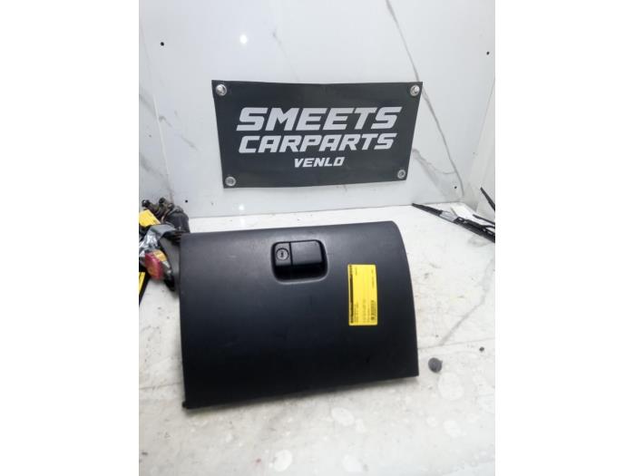 Begagnade Handskfack Mazda MX-5 (NB18/35/8C) 1.6i 16V Pris € 49,94 Marginaltabell erbjuds av Smeets Autos Venlo