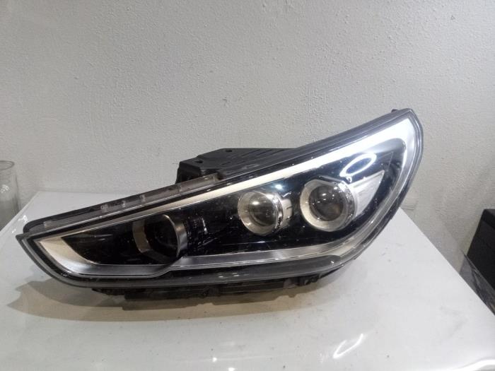 Używane Reflektor lewy Hyundai I30 Cena € 349,99 Procedura marży oferowane przez Smeets Autos Venlo