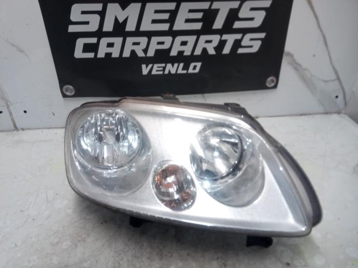 Używane Reflektor prawy Volkswagen Caddy III (2KA,2KH,2CA,2CH) 2.0 SDI Cena € 24,94 Procedura marży oferowane przez Smeets Autos Venlo