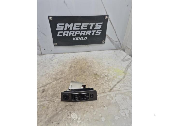 Usados Interruptor combinado de ventanillas Hyundai Matrix 1.8 16V Precio € 33,99 Norma de margen ofrecido por Smeets Autos Venlo