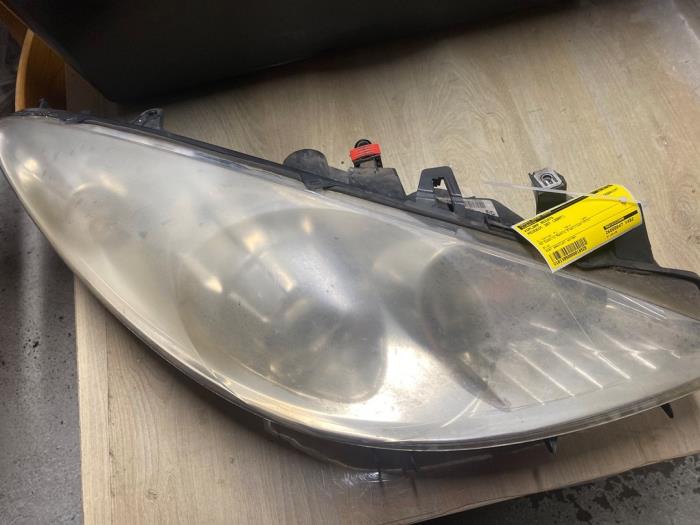 Używane Reflektor prawy Peugeot 307 Break (3E) 1.6 16V Cena € 39,99 Procedura marży oferowane przez Smeets Autos Venlo