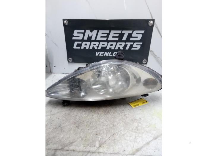 Używane Reflektor prawy Peugeot 307 (3A/C/D) 1.6 16V Cena € 49,99 Procedura marży oferowane przez Smeets Autos Venlo