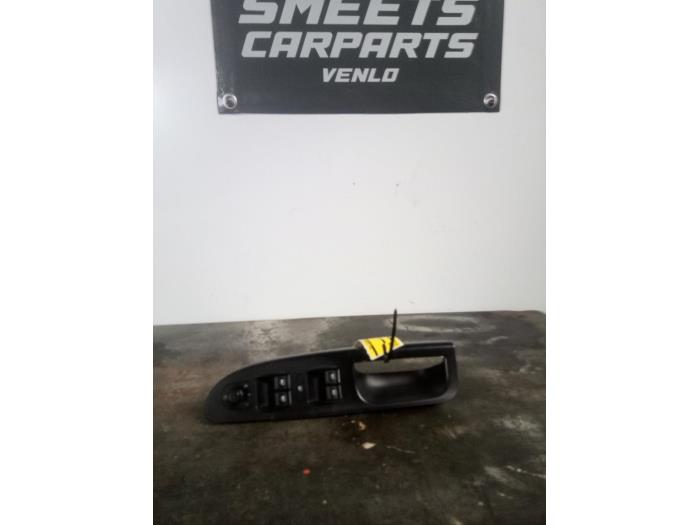 Usados Interruptor combinado de ventanillas Volkswagen Passat Variant (3C5) 1.9 TDI Precio € 9,99 Norma de margen ofrecido por Smeets Autos Venlo