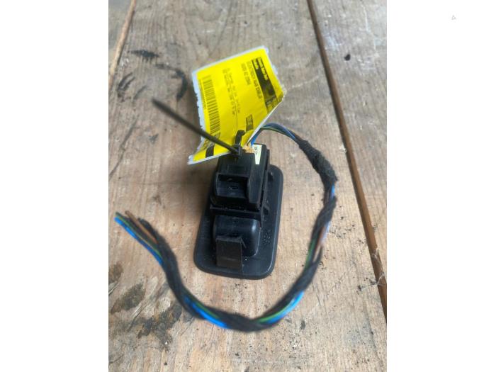 Usados Interruptor de ventanilla eléctrica Audi A2 (8Z0) 1.6 FSI 16V Precio € 9,99 Norma de margen ofrecido por Smeets Autos Venlo