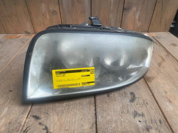 Używane Reflektor lewy Audi A2 (8Z0) 1.6 FSI 16V Cena € 29,99 Procedura marży oferowane przez Smeets Autos Venlo