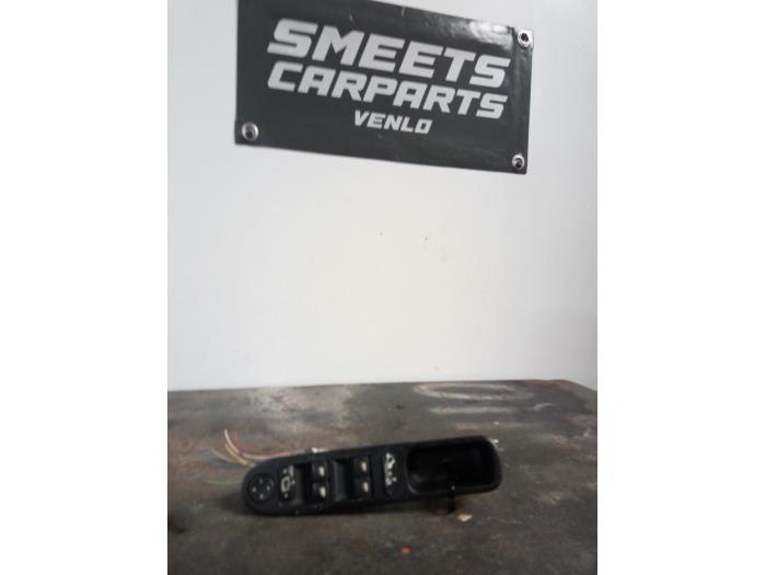 Usados Interruptor de ventanilla eléctrica Peugeot 307 Break (3E) 1.6 16V Precio € 26,00 Norma de margen ofrecido por Smeets Autos Venlo