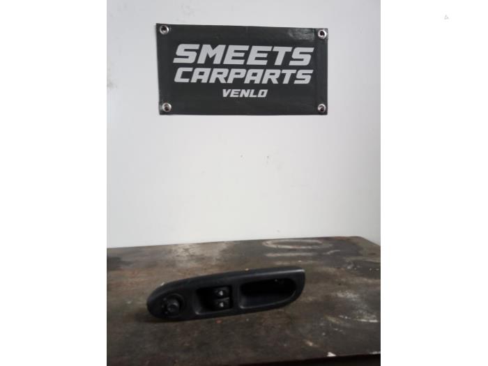 Usados Interruptor de ventanilla eléctrica Renault Clio II (BB/CB) 1.4 16V Precio € 17,99 Norma de margen ofrecido por Smeets Autos Venlo