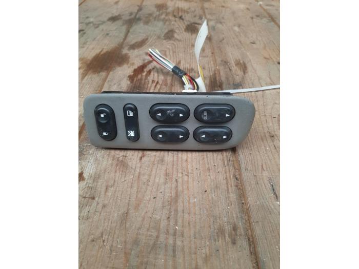 Usados Interruptor combinado de ventanillas Mazda Tribute 3.0 V6 24V 4x4 Precio € 44,99 Norma de margen ofrecido por Smeets Autos Venlo