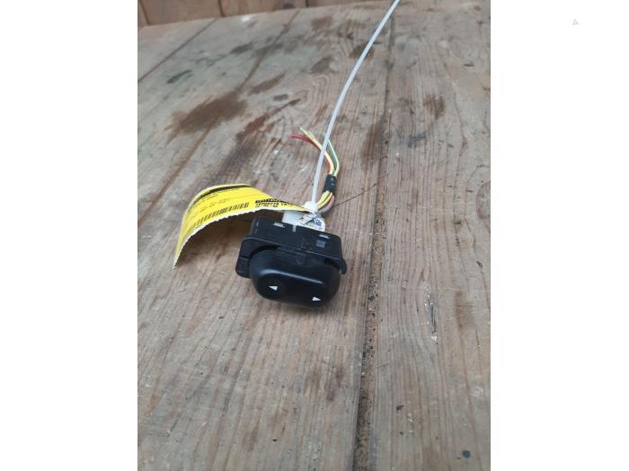 Usados Interruptor de ventanilla eléctrica Mazda Tribute 3.0 V6 24V 4x4 Precio € 20,00 Norma de margen ofrecido por Smeets Autos Venlo