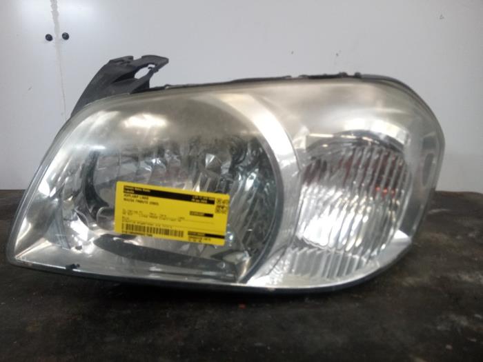 Używane Reflektor lewy Mazda Tribute 3.0 V6 24V 4x4 Cena € 75,00 Procedura marży oferowane przez Smeets Autos Venlo