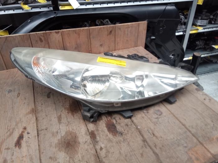 Używane Reflektor prawy Peugeot 207/207+ (WA/WC/WM) 1.4 Cena € 24,95 Procedura marży oferowane przez Smeets Autos Venlo