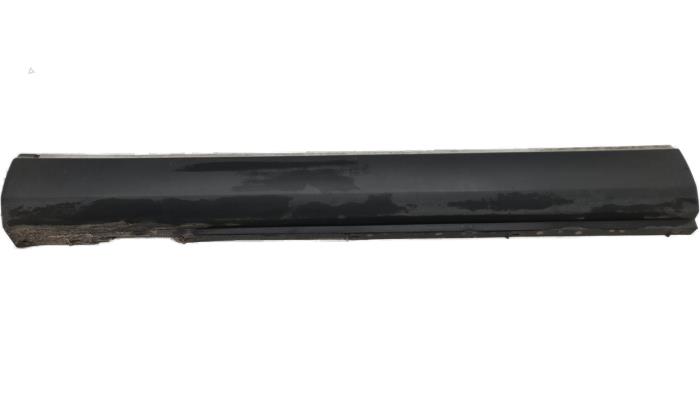 Car sill