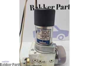 Hydraulpump från en Volkswagen Phaeton (3D) 5.0 V10 TDI 4Motion 2006