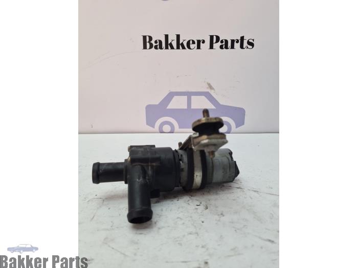 Używane Dodatkowa pompa wodna Ferrari F430 Spider 4.3 V8 32V Cena € 50,00 Procedura marży oferowane przez Bakker Parts