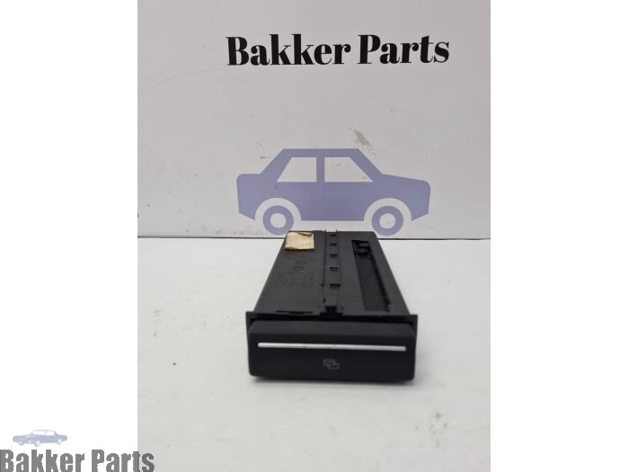 Gebrauchte Getränkehalter Audi A3 (8P1) 1.6 16V FSI Preis € 25,00 Margenregelung angeboten von Bakker Parts