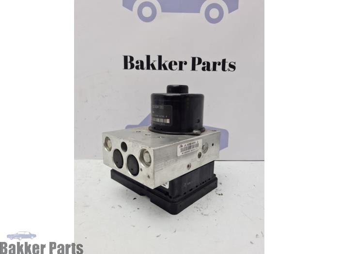 Używane Pompa ABS Porsche Cayenne (9PA) 4.5 V8 32V Turbo Cena € 100,00 Procedura marży oferowane przez Bakker Parts