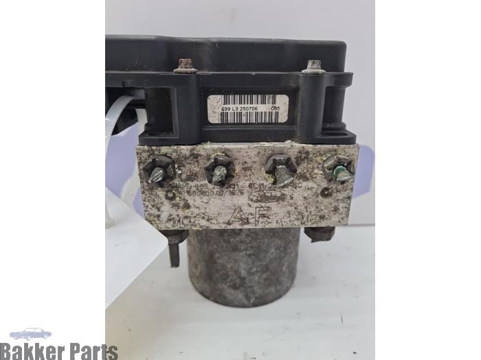 ABS Pumpe van een Ford Transit 2.2 TDCi 16V 2008