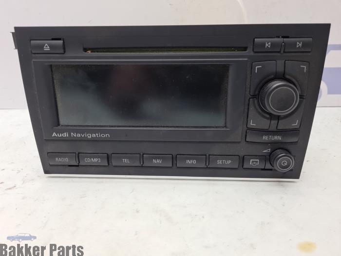 Używane Radio Audi A4 Avant (B7) 2.0 20V Cena € 125,00 Procedura marży oferowane przez Bakker Parts
