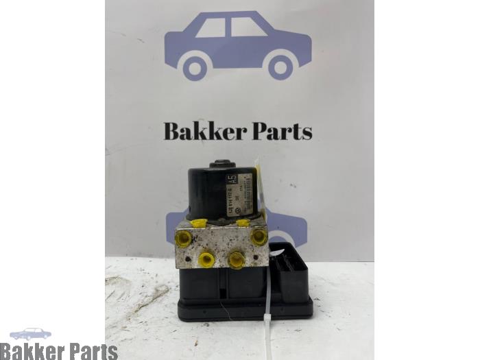 Używane Pompa ABS Volkswagen Golf IV (1J1) 1.6 16V Cena € 40,00 Procedura marży oferowane przez Bakker Parts