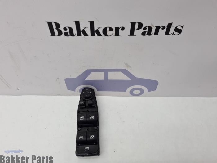 Usados Interruptor de ventanilla eléctrica BMW 1 serie (F40) 118i 1.5 TwinPower 12V Precio € 45,00 Norma de margen ofrecido por Bakker Parts