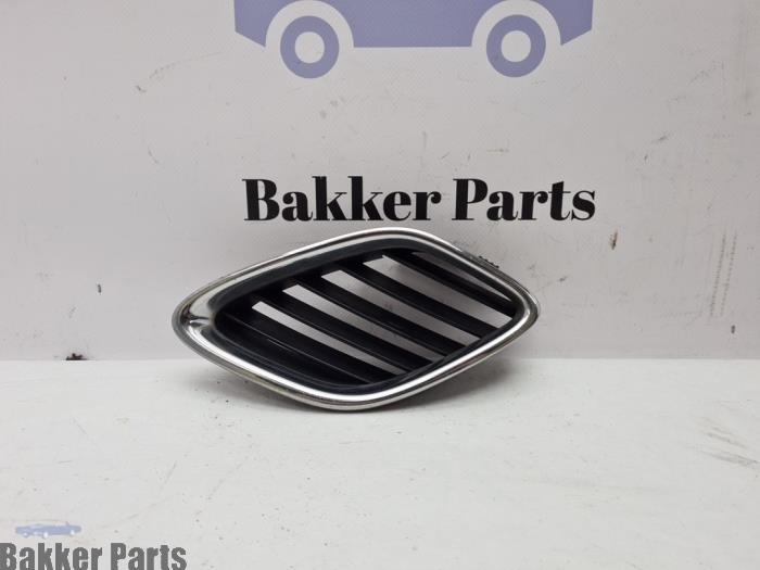 Używane Grill Saab 9-3 Sport Estate (YS3F) 1.9 TiD Cena € 20,00 Procedura marży oferowane przez Bakker Parts