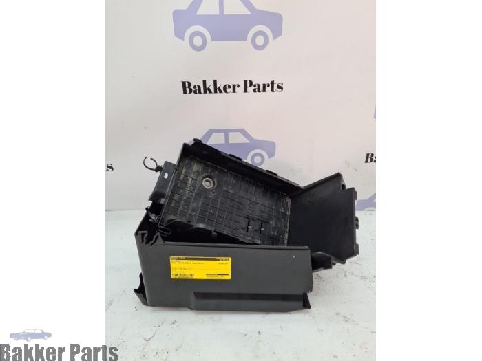 Begagnade Batterilåda Opel Crossland (X) 1.2 Turbo 12V Pris € 40,00 Marginaltabell erbjuds av Bakker Parts