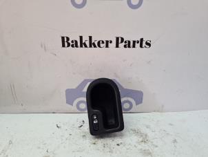 Używane Przelacznik centralnego zamka Nissan Qashqai (J10) 1.6 dCi Pure Drive Cena € 15,00 Procedura marży oferowane przez Bakker Parts