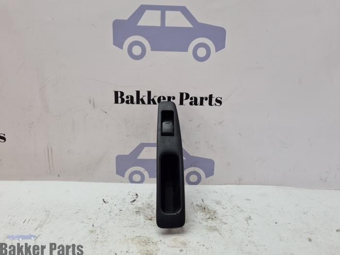 Usados Interruptor de ventanilla eléctrica Nissan Qashqai (J10) 1.6 dCi Pure Drive Precio € 20,00 Norma de margen ofrecido por Bakker Parts