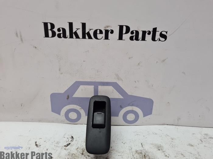 Usados Interruptor de ventanilla eléctrica Nissan Qashqai (J10) 1.6 dCi Pure Drive Precio € 15,00 Norma de margen ofrecido por Bakker Parts