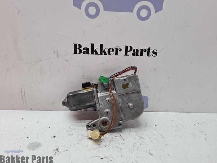 Używane Silnik szyberdachu Peugeot 306 (7A/C/S) 1.4 XN,XR,XA,XRA Cena € 25,00 Procedura marży oferowane przez Bakker Parts