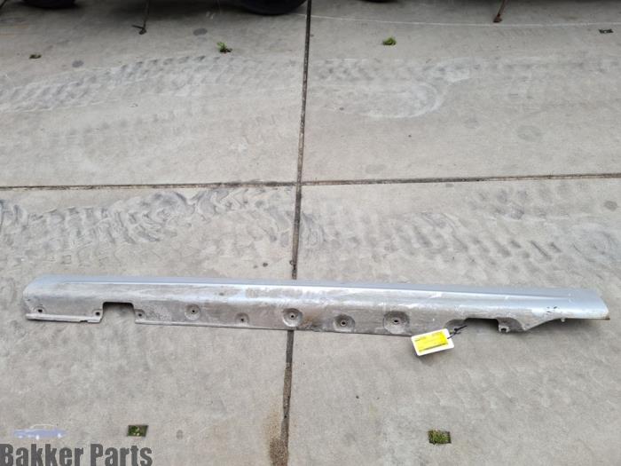 Car sill