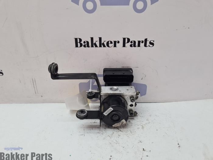 Usagé Bloc ABS Ford Focus 2 Wagon 2.0 16V Prix € 25,00 Règlement à la marge proposé par Bakker Parts
