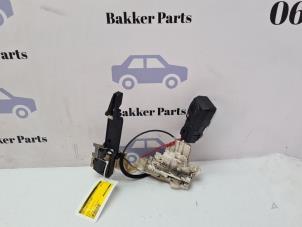Usagé Serrure portière mécanique 4portes avant droite Ford Mondeo III 2.0 16V Prix € 30,00 Règlement à la marge proposé par Bakker Parts