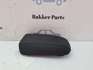 Używane Podlokietnik Volvo V40 (MV) 1.6 T3 GTDi 16V Cena € 50,00 Procedura marży oferowane przez Bakker Parts