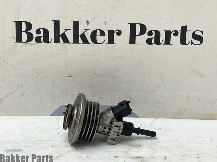 Usados Inyector Adblue Landrover Range Rover Evoque (LVJ/LVS) 2.0 D 150 16V 5-drs. Precio € 75,00 Norma de margen ofrecido por Bakker Parts