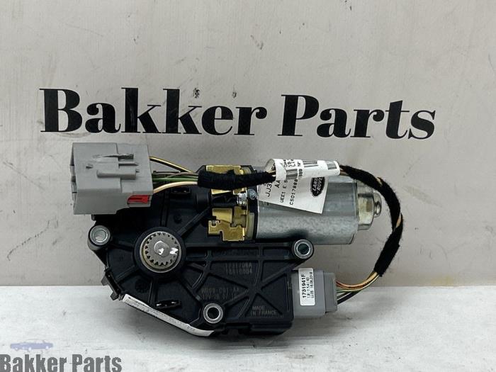 Używane Silnik szyberdachu Landrover Range Rover Evoque (LVJ/LVS) 2.0 D 150 16V 5-drs. Cena € 90,00 Procedura marży oferowane przez Bakker Parts