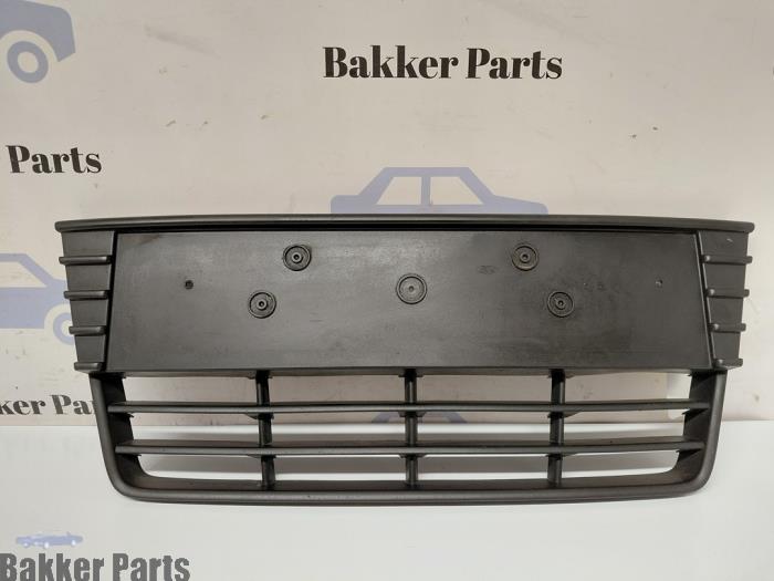 Używane Grill Ford Focus 3 Wagon 1.6 TDCi ECOnetic Cena € 45,00 Procedura marży oferowane przez Bakker Parts