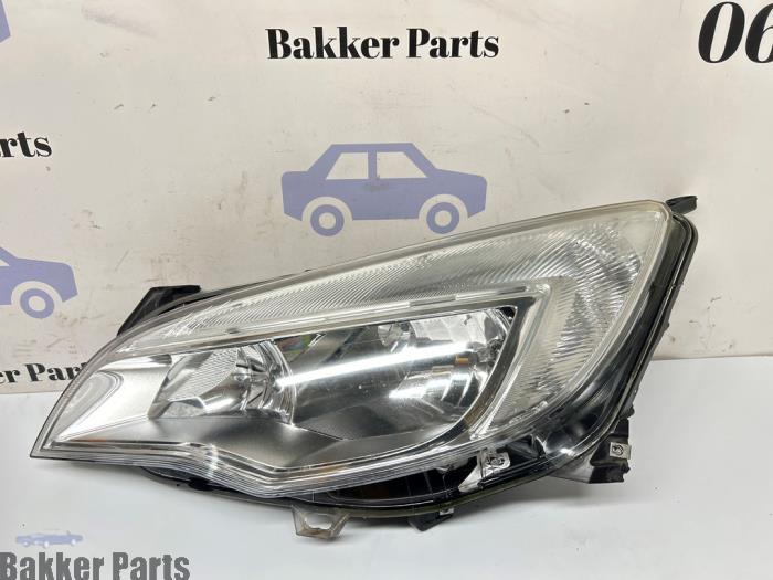 Używane Reflektor lewy Opel Astra J (PC6/PD6/PE6/PF6) 1.4 Turbo 16V Cena € 130,00 Procedura marży oferowane przez Bakker Parts