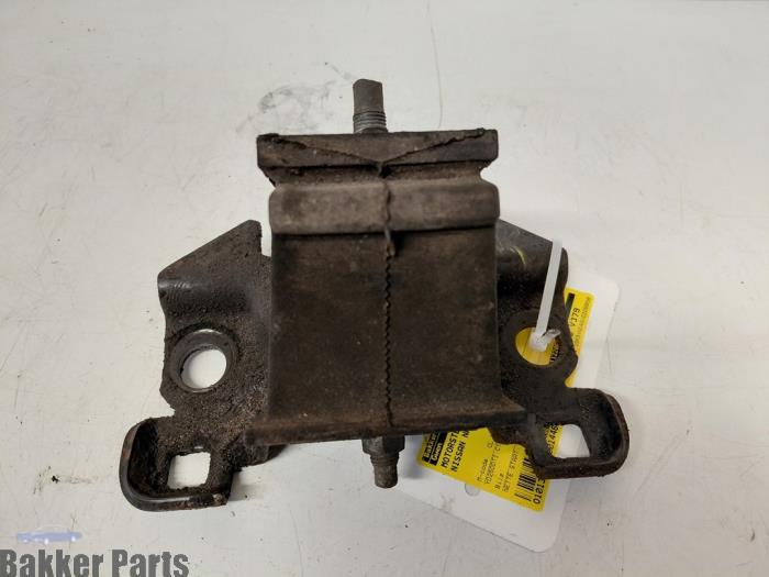 Engine mount from a Nissan Navara (D40) 2.5 dCi 16V 4x4 2007