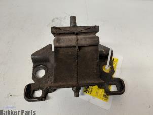 Engine mount from a Nissan Navara (D40) 2.5 dCi 16V 4x4 2007