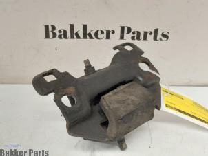 Engine mount from a Nissan Navara (D40) 2.5 dCi 16V 4x4 2007
