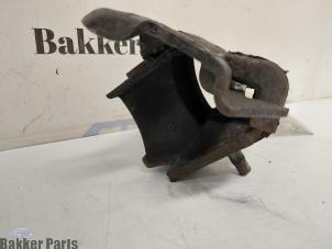 Engine mount from a Nissan Navara (D40) 2.5 dCi 16V 4x4 2007